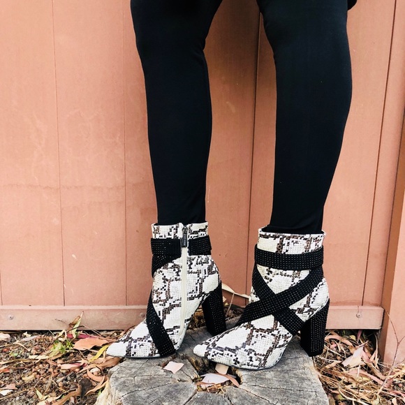 LAST ONE♥️VEGAN STUDDED PHYTON SNAKE SKIN BOOTIES - Picture 6 of 8